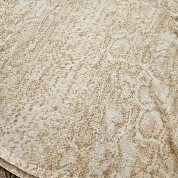 Vince Camuto Beige and Cream Snake Skin Short Sleeve Shirt Size 3X - Picture 6 of 9